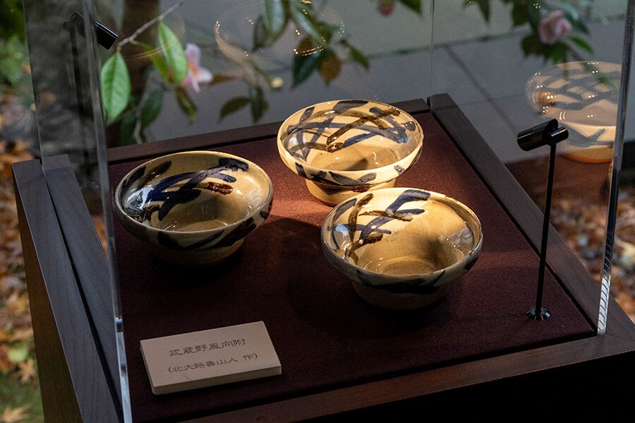 この地で九谷焼を学んだ魯山人の作品は、中庭に面した「ギャラリー白銀」で見ることができる。