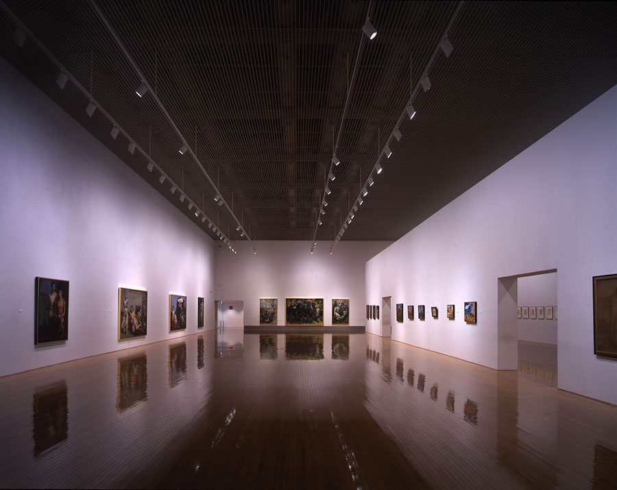 3階の展示室では天井高約7mの豊かなスケールでアートを楽しむことができる。(撮影：山本糾)