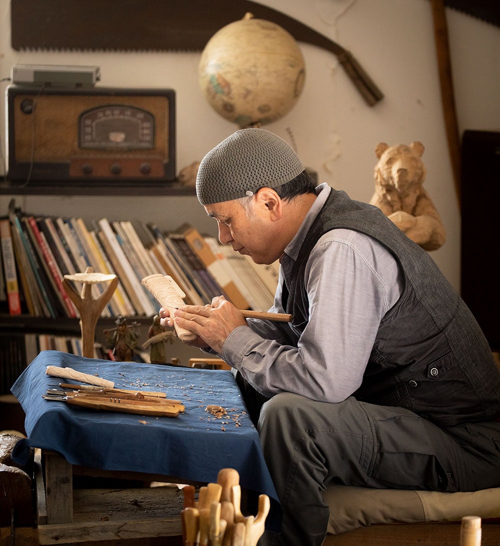 高い技術と優れた芸術性で、アイヌ伝統工芸に新たな価値を創造する貝澤徹さん。先日、作品が大英博物館に収蔵された。