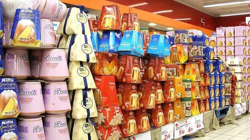 11月初めにはイタリア全国のスーパーマーケットに各お菓子メーカーのパネットーネが並びます。大きいサイズを買ってクリスマスの4週間前から食べ始めます。
