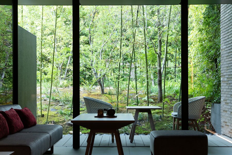 ギャリア・二条城 京都の人気客室 “竹林ガーデン”。緑が鮮やかな竹林と苔庭に臨むテラスが素敵。
