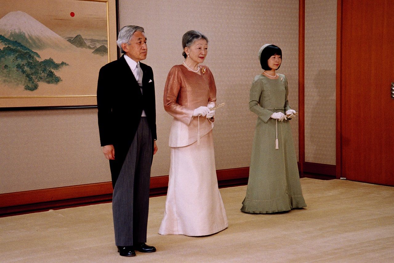 2005年10月5日、告期の儀に臨まれる天皇皇后両陛下と紀宮さま（当時）　宮内庁提供