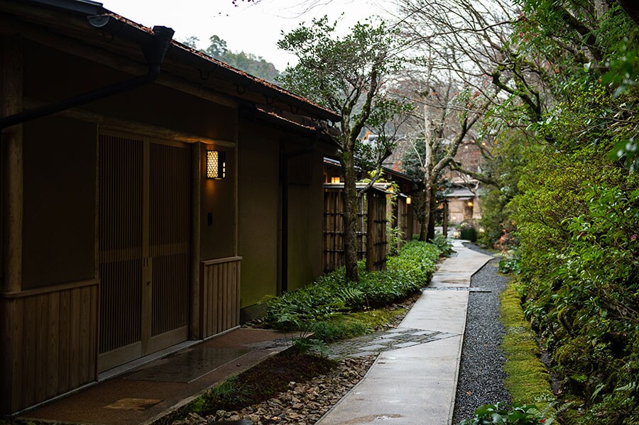 客室が続く庭路地を歩けば、京都の路地を散策している気分に。