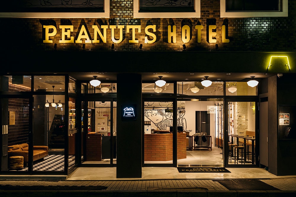 ホテル1階にはカフェスタンド＆グッズ販売を楽しめる「PEANUTS Cafe 神戸」、3階レストランスペースに「PEANUTS DINER 神戸」を併設。そして、4～6階が客室という造り。© 2018 Peanuts Worldwide LLC