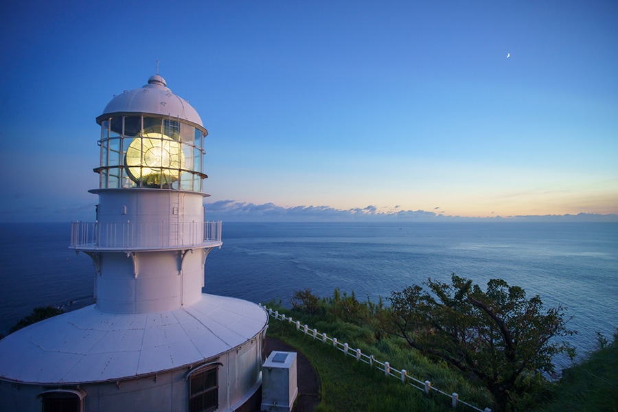 岬からは太平洋が一望でき、灯台の明かりが大海原を優しく照らす。