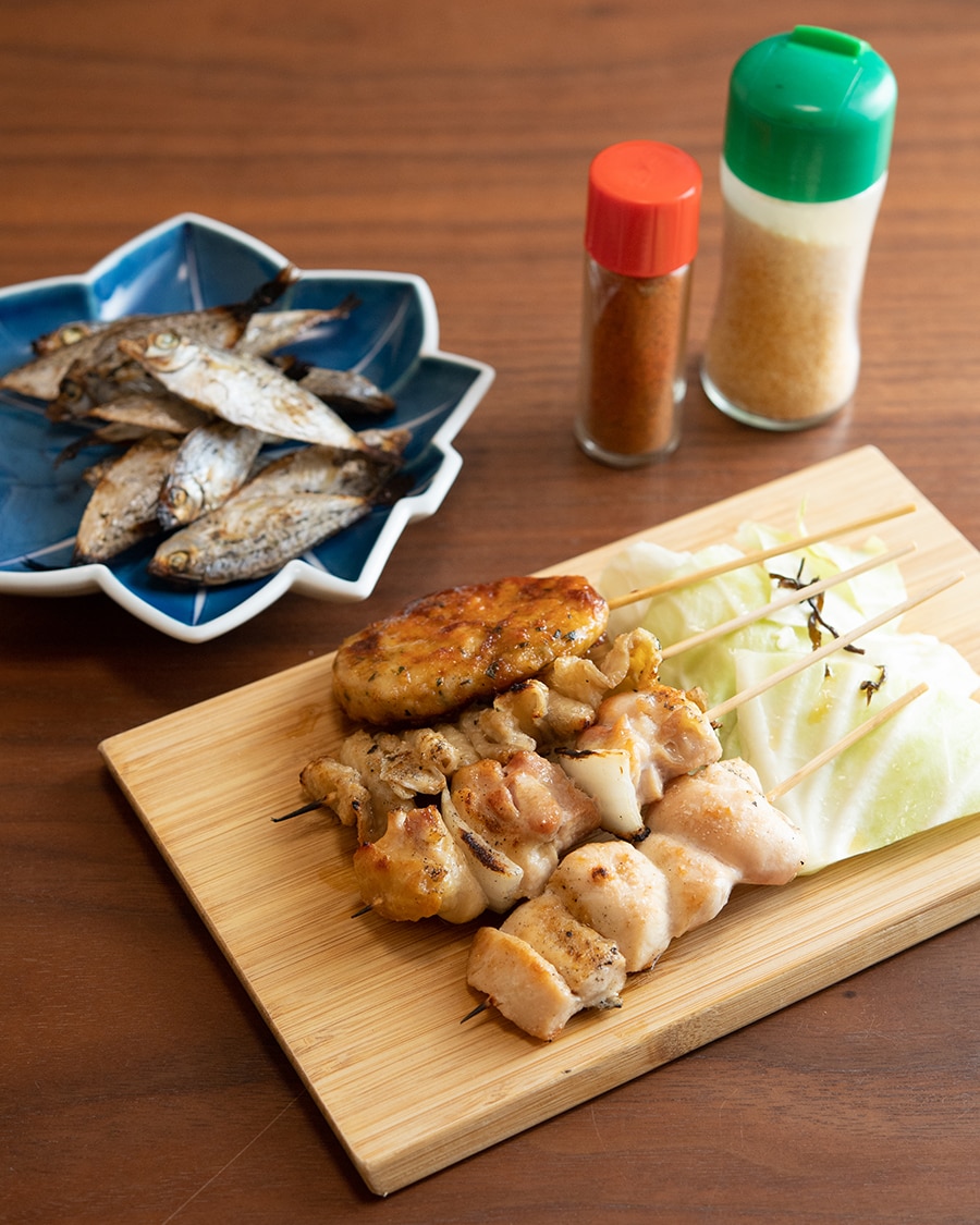 長州どりの焼鳥1本 150円～。地魚の「平太郎」は炙って食べると最高！ 380円。