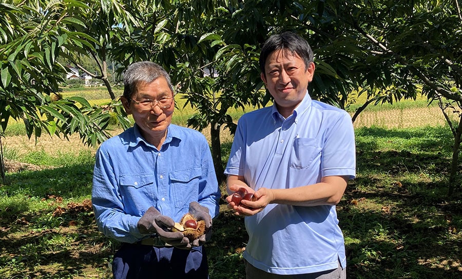 現地視察に訪れた成城石井商品部部長の濱田さん(右)と茨城県の栗生産者・柴山さん(左)。