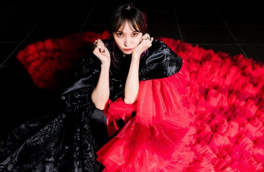 2022年1月5日 LiSA公式インスタグラムより、紅白衣装。今、日本でロングドレスが一番似合うアーティストではなかろうか。