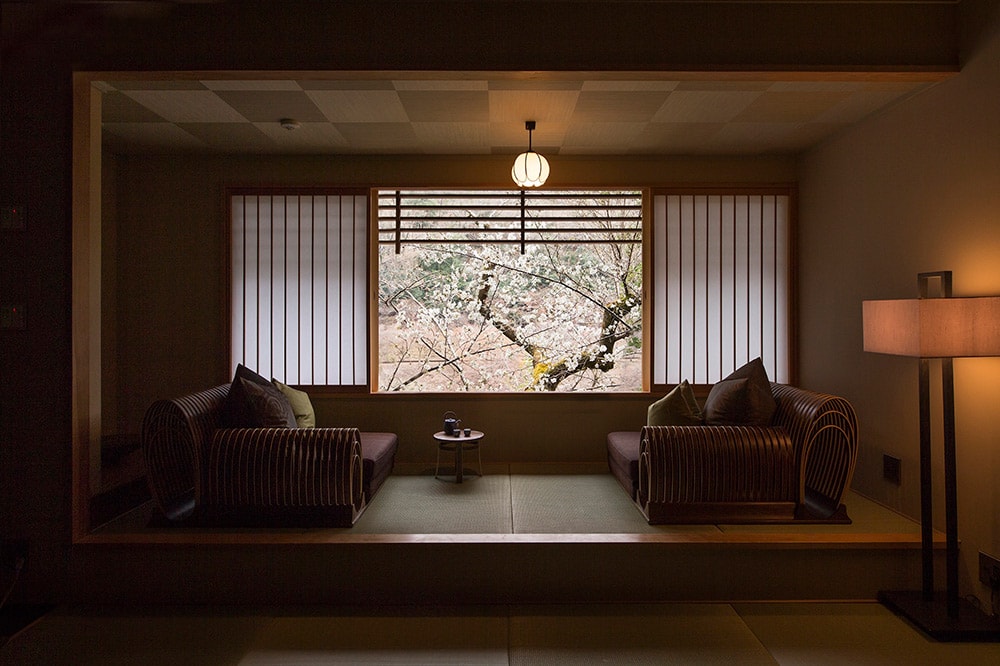 大堰川(おおいがわ)沿いに佇む星のや京都は、喧騒から離れてゆったりと奥嵐山の桜を愛でることができる場所。客室からも見事な景観を望むことができる。