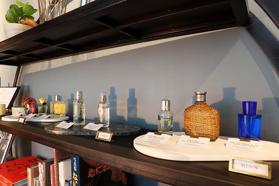 Room 001のフレグランスバーには、MAHO氏が7～9月の夏用に選定された香水が並ぶ。