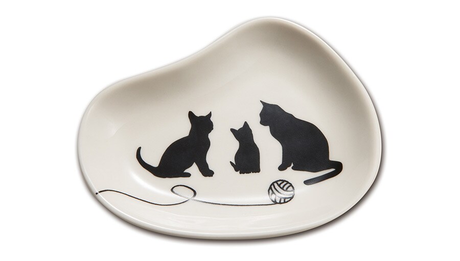 バッグと同じく猫のシルエットが描かれた陶器のオリジナルティートレイ。