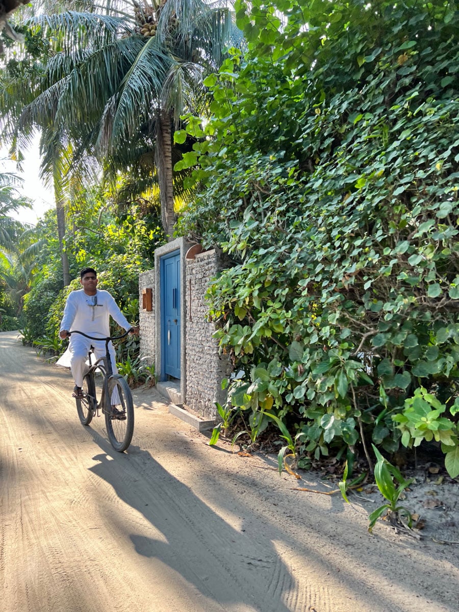 島内の重要な移動手段は自転車。各客室にも配されていて、ゲストもリゾートスタッフも笑顔ですれ違う。