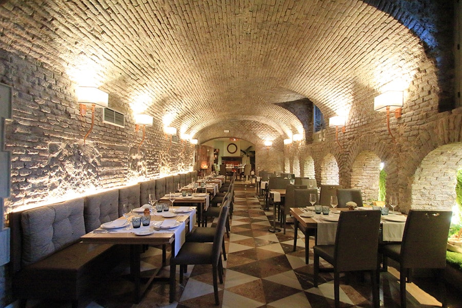 「カフェ・デ・オリエンテ」地下にあるメインダイニング。石壁は17世紀当時のもの。