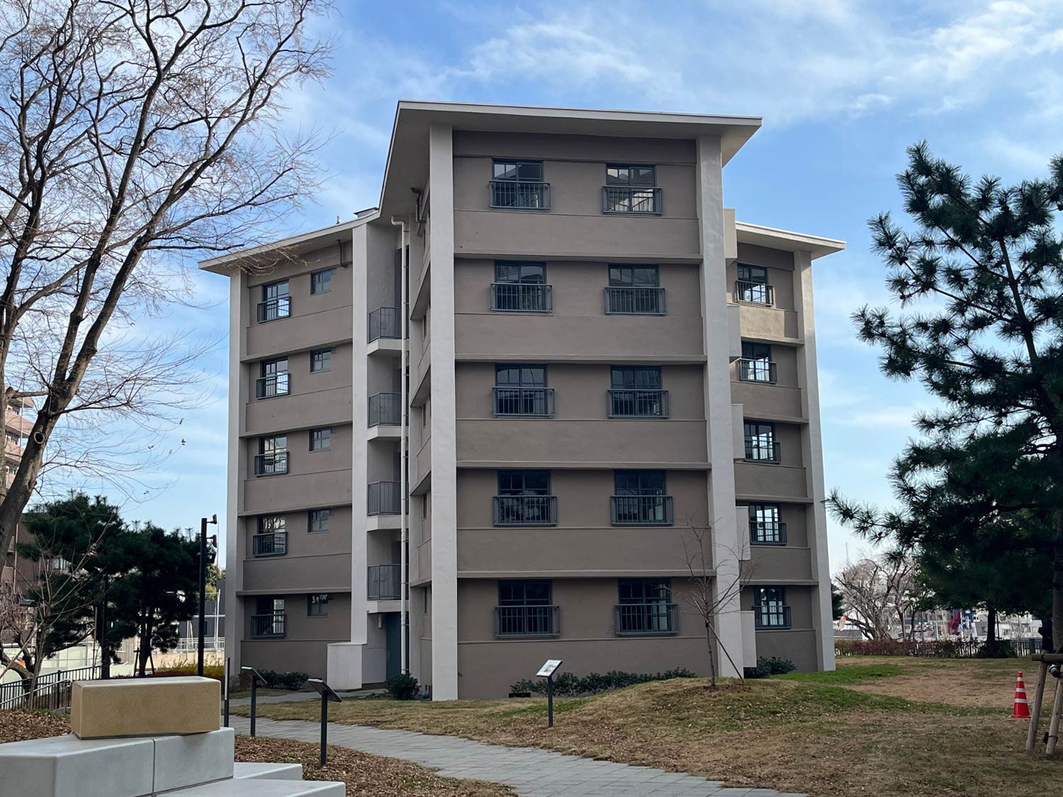 検出対象の写真。正解は東京都北区のヌーヴェル赤羽台にある「スターハウス」。併設されている「URまちとくらしのミュージアム」という施設名も実質正解と言えます