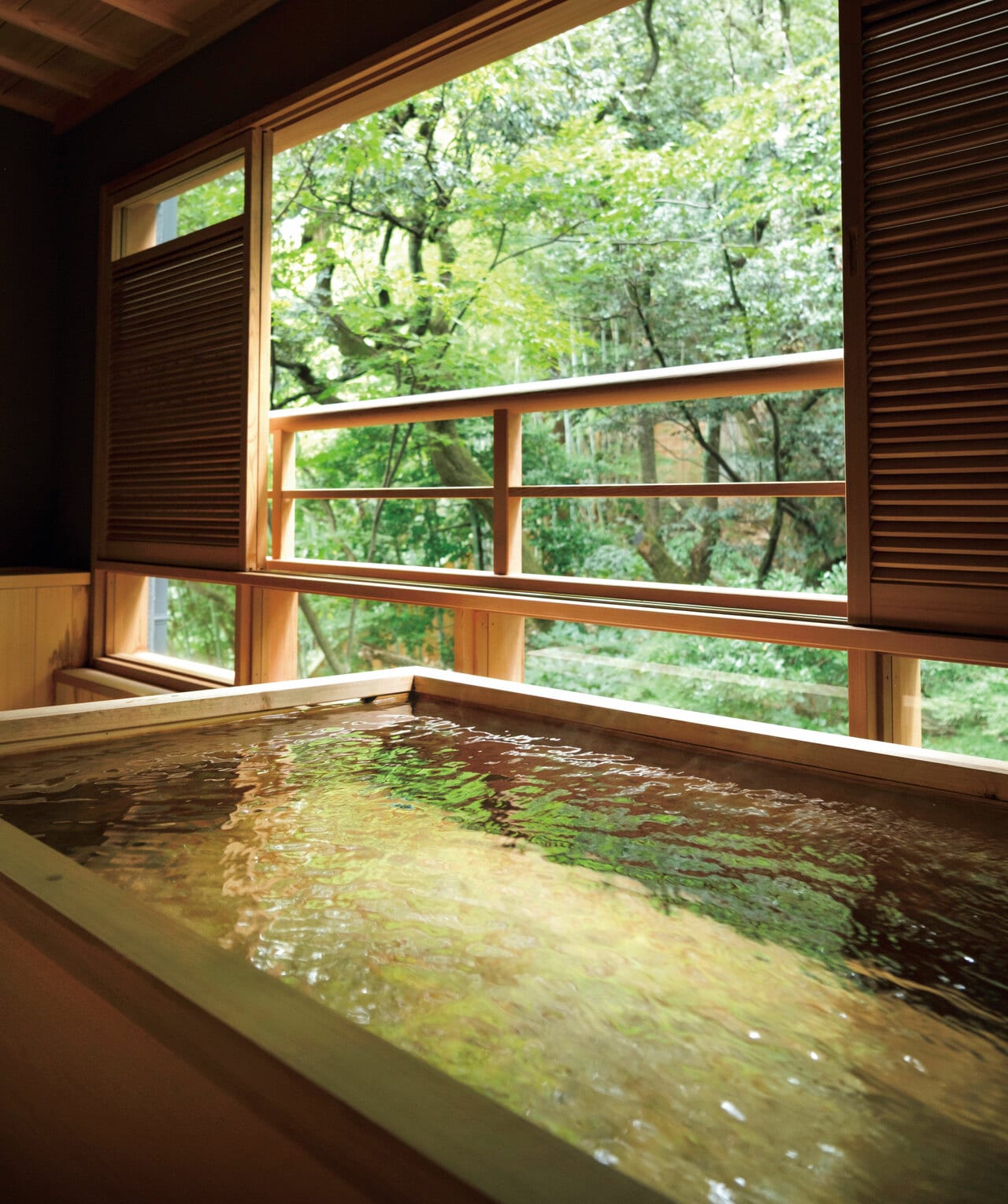 客室付きの半露天風呂。ヒノキと湯の香りが、なんともいえないかぐわしい湯けむりに。