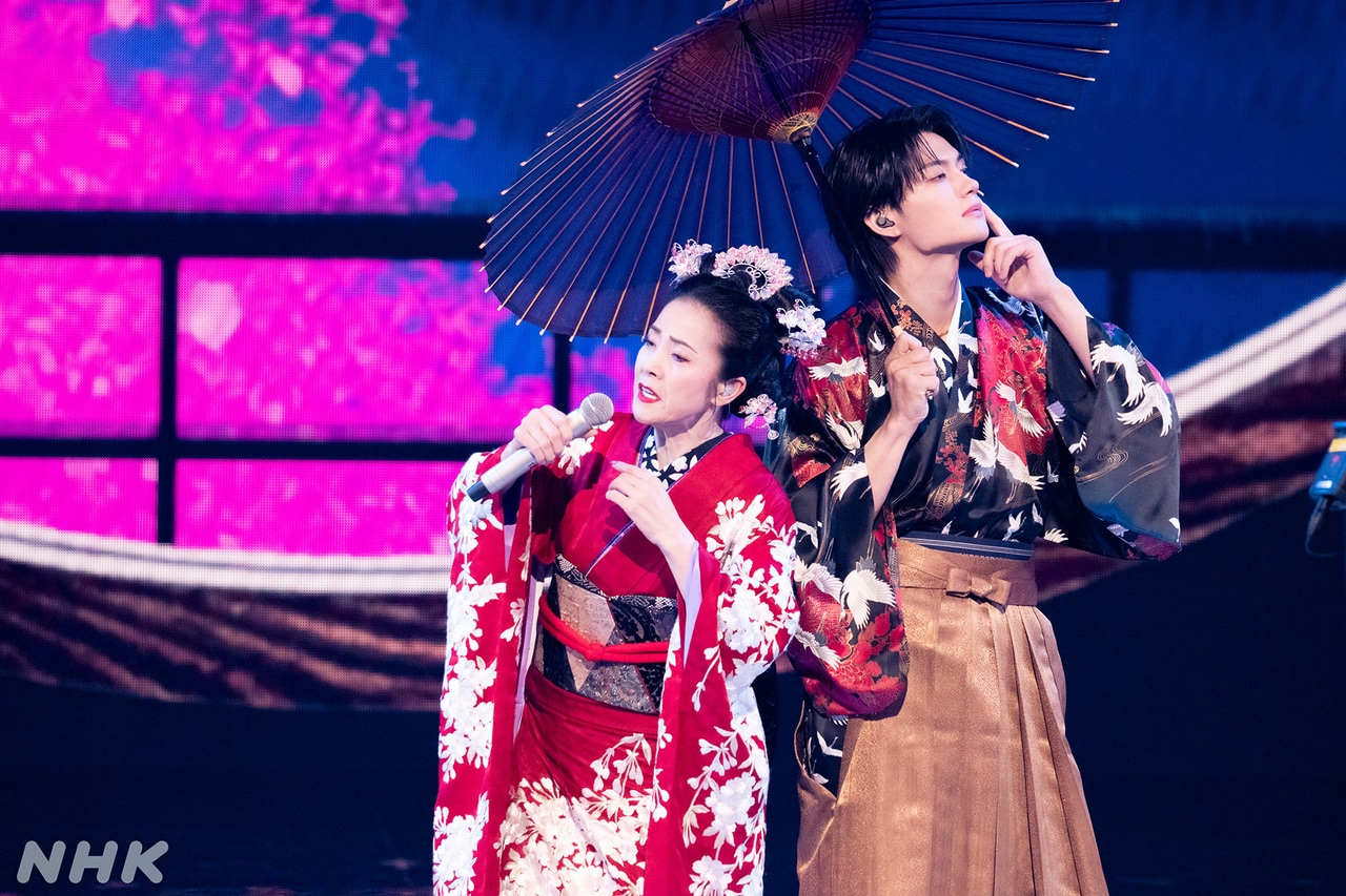 NHK紅白歌合戦 公式Xより。坂本冬美「夜桜お七」より、みんな大好き「涙がぽろり、もひとつぽ～ろ～り♪」のシーンですよ！　なんと画になる冬美様＆佐野勇斗。