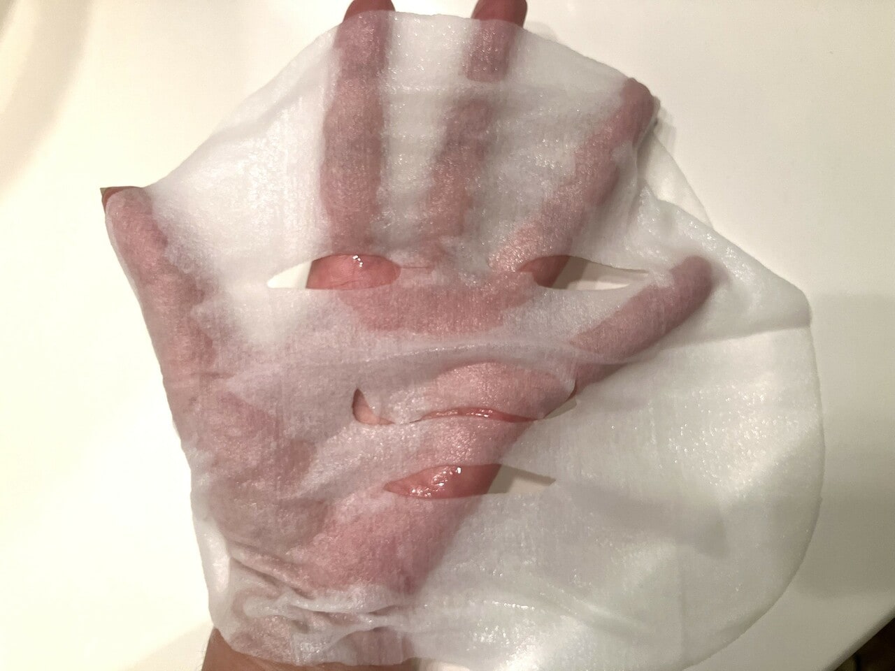 HIFU（ハイフ）からインスピレーションを受け開発されたというシート。肉厚感があるのにストレッチ性も高く、フェイスラインをぐっと引き上げながら貼れる。