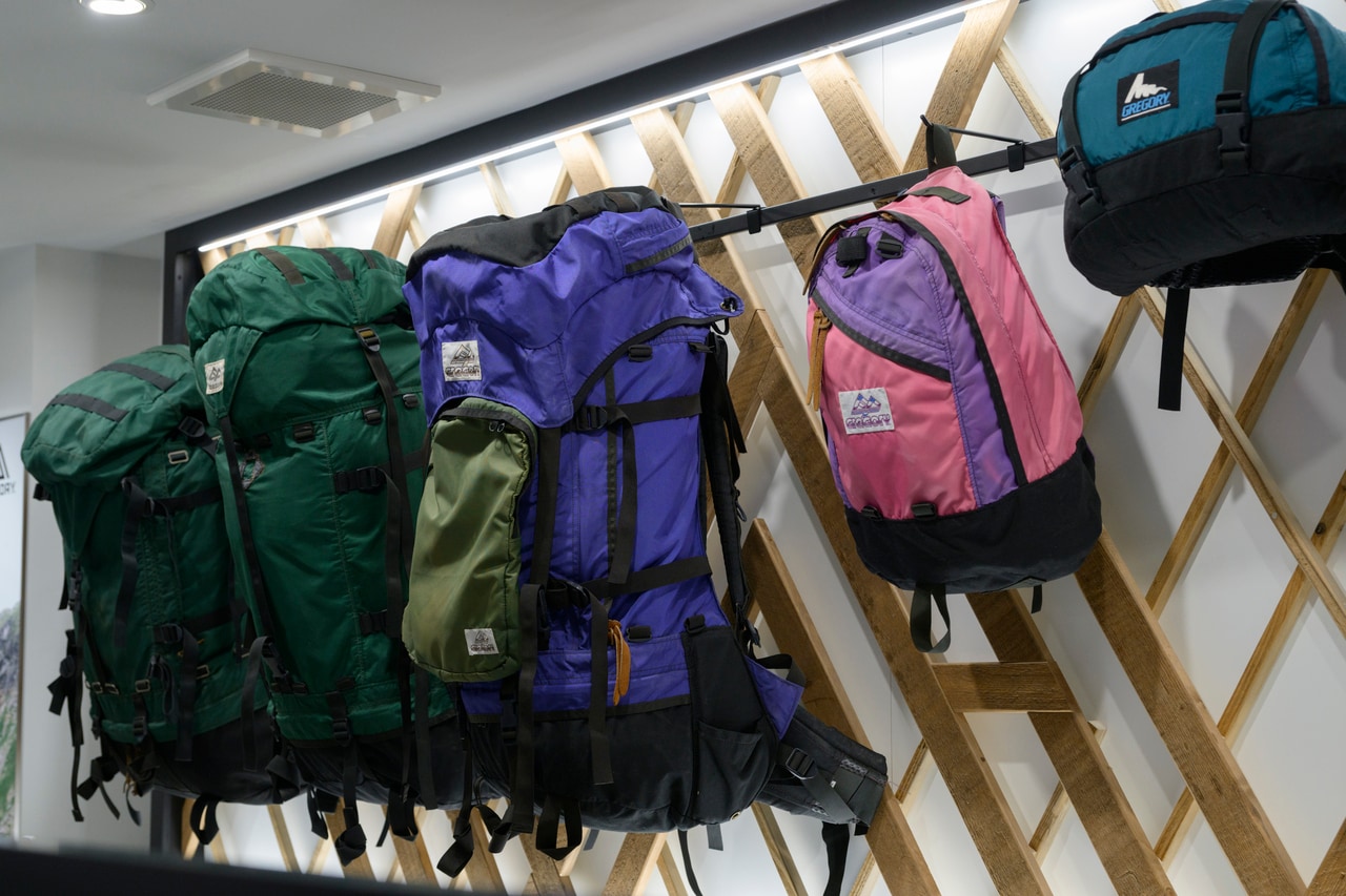 登山家やキャンパーだけでなく日常使いにも、老若男女問わず親しまれているグレゴリー。画像はグレゴリーの歴代バックパック(非売品)。ロゴの変化に注目。