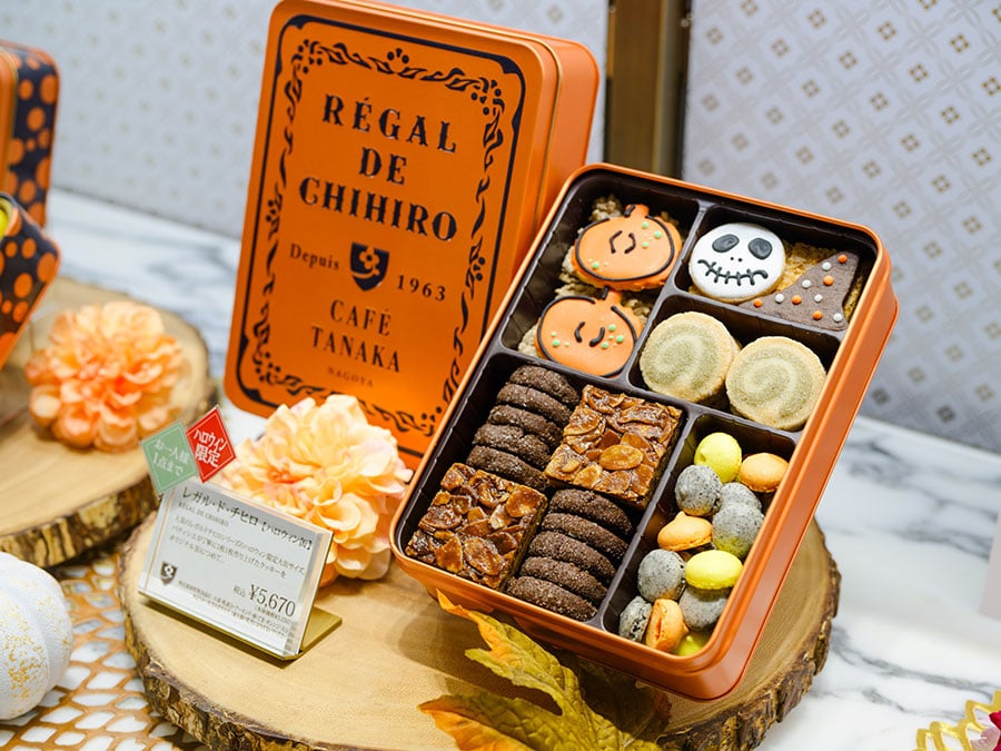 ハロウィン限定のクッキー缶も登場。