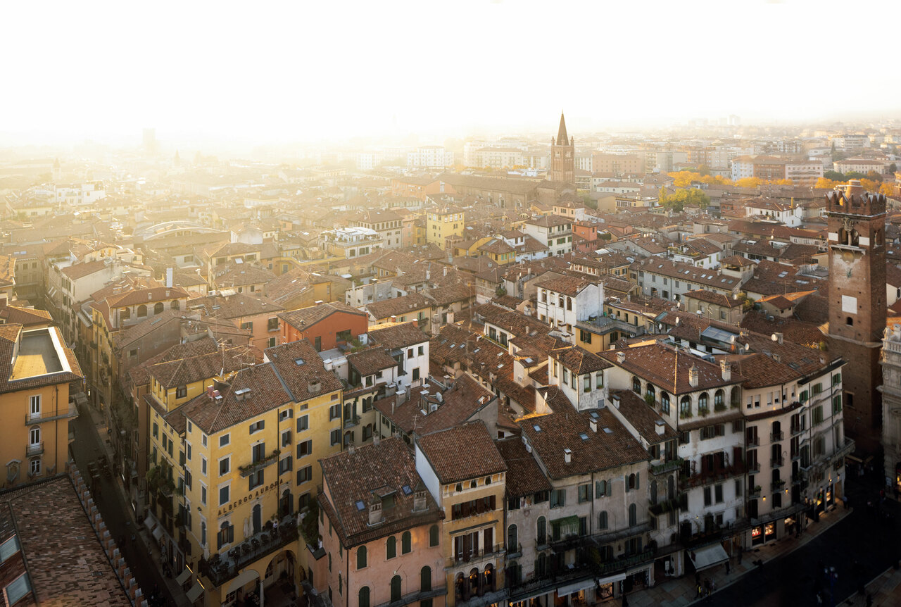 高さ84mの「ランベルティの塔」から街の南西側を俯瞰する。