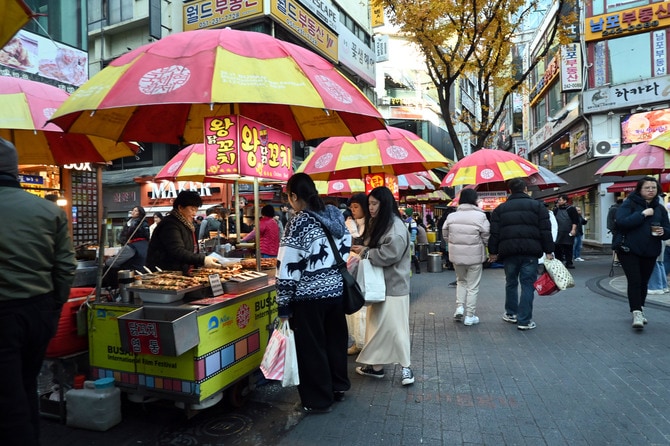 新鮮な魚介の後は、屋台でB級グルメも。