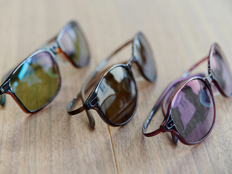 PPSU樹脂を採用し、包み込まれるようなフィット感を追求したヒンジレスフレーム。各5,500円(税込)。