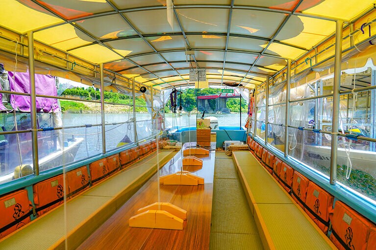 阿武隈ライン舟下り「こたつ舟」。