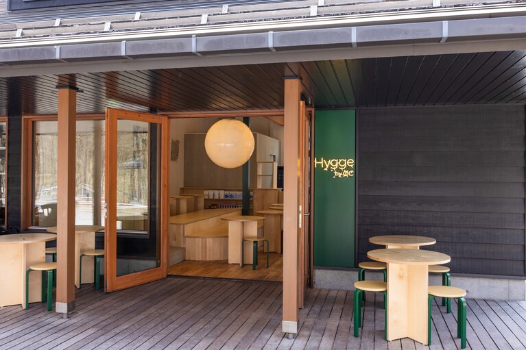 軽井沢の森に調和するモスグリーンを効かせたファサード。営業時間：10:00（土・日曜は9:00）～18:30 L.O.