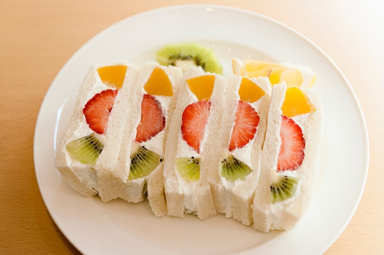 世田谷にある老舗青果店が営む〈パーラーシシド〉の「スペシャルフルーツサンド」800円。甘味と酸味のバランスが絶妙です。