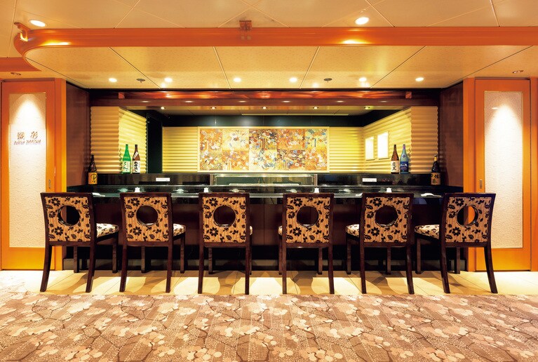 オーシャンダイニング「春日」に併設されている寿司バー「潮彩」。新鮮な海の幸が味わえる。