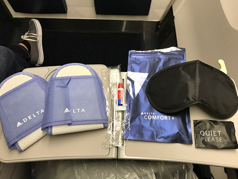 デルタ・コンフォートプラスで配られるアメニティ。スリッパとアイマスク、歯磨きセット、耳栓が入っている。