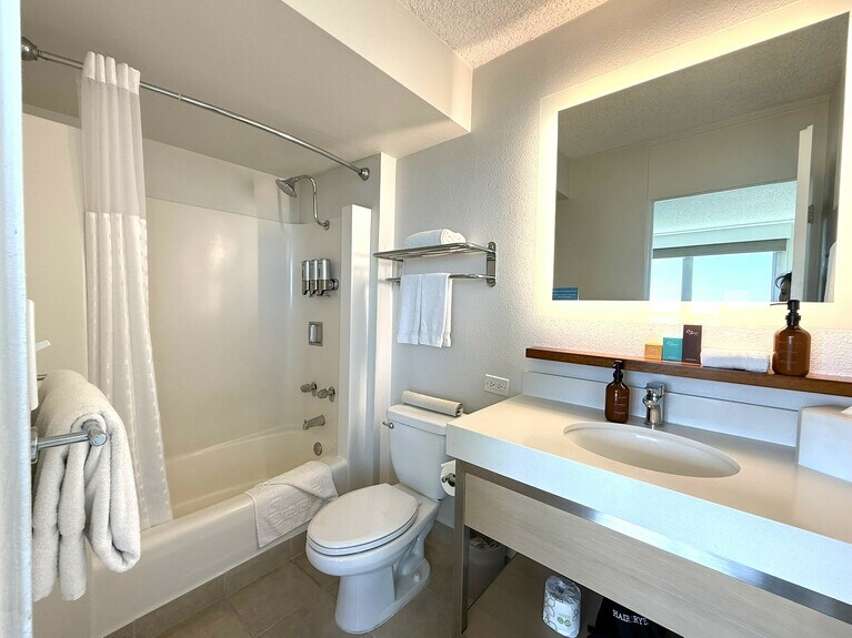 バスタブ付きのバスルーム。