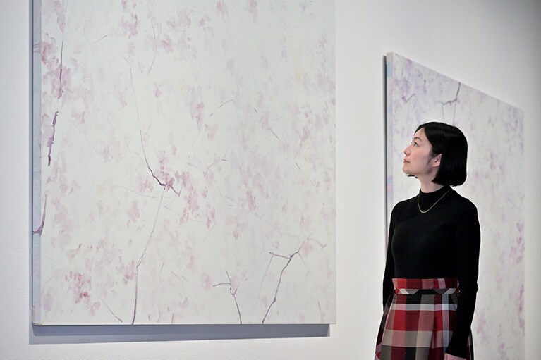 「美術館の春まつり」の作品を鑑賞する一色さん。