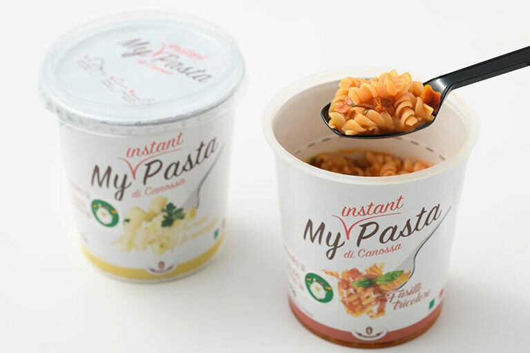 My Instant Pasta各398円(各75g)。左から：チーズマカロニ、トマトフィッジッリ。