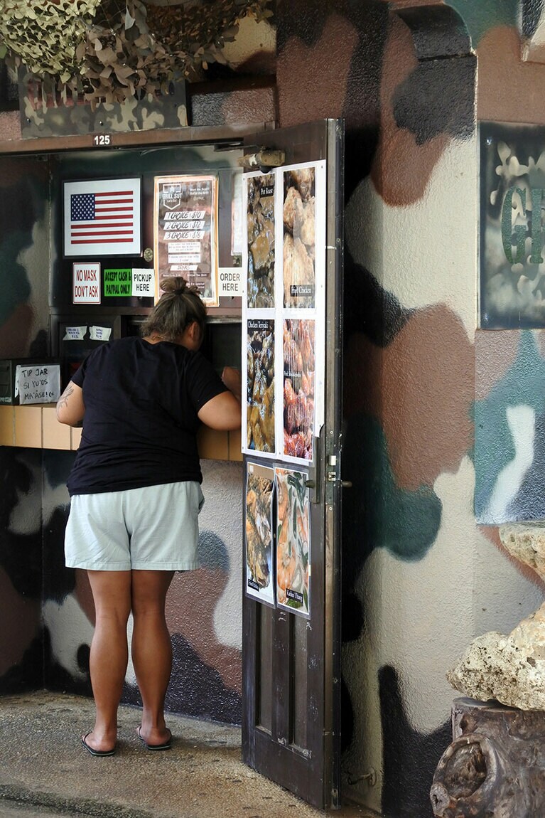 チャモロ・ビレッジではナイト・マーケット以外の時もレストランは営業しています。