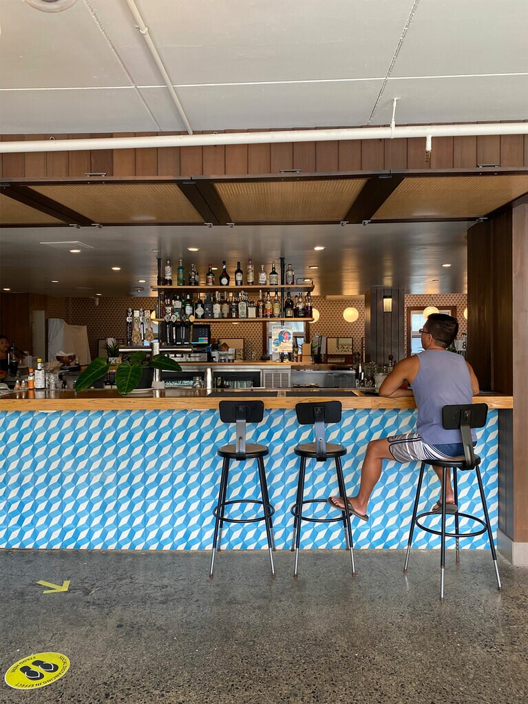 星野リゾート サーフジャック ハワイ。幅広カウンターだからバーテンダーさんと語り合える。そんな普通の光景を見られる喜びったら。