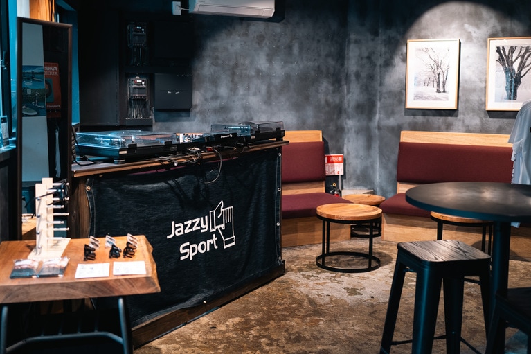 店の奥にあるDJブース。
