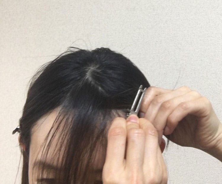 スライスした下を片方に寄せてクリップで止める。