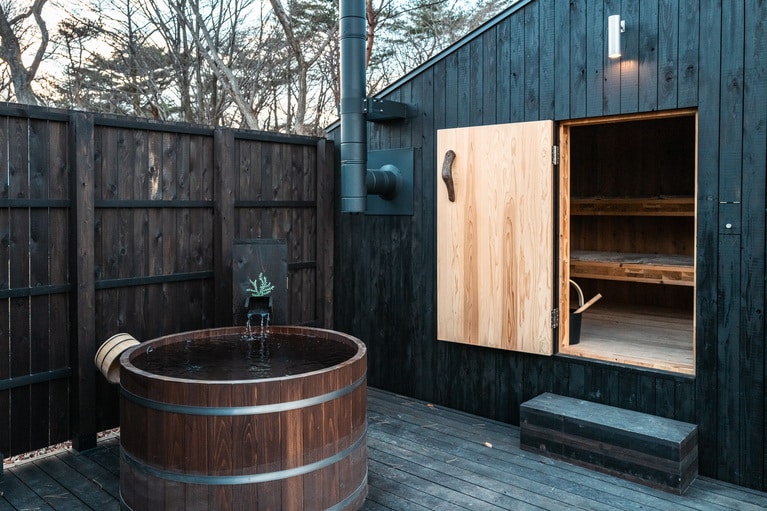 夏でも冷たい湧水風呂。サウナのあとに入ると心地よい。