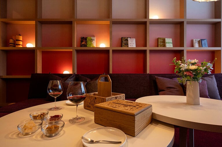 ワイン蔵をイメージした格子状の飾り棚には、ワインや旅関連の書籍。