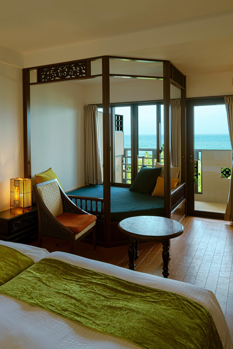 デラックスツインの客室内。波の音を聞きながら昼寝ができる空間も。