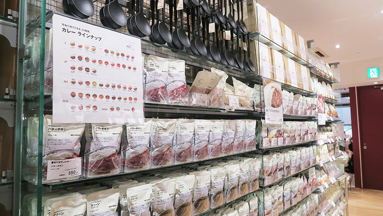 豊富なバリエーションと確かな味で大人気のレトルトカレー。50種を優に超える全種類、こちらの店舗で買えるそう。ちなみに2022年人気ランキングの第1位はバターチキン(350円)。