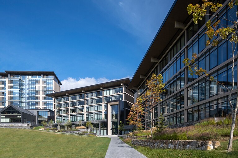 パーク ハイアット ニセコ HANAZONO［北海道／花園温泉］グリーンシーズンの外観。ゲレンデは鮮やかな緑色に。