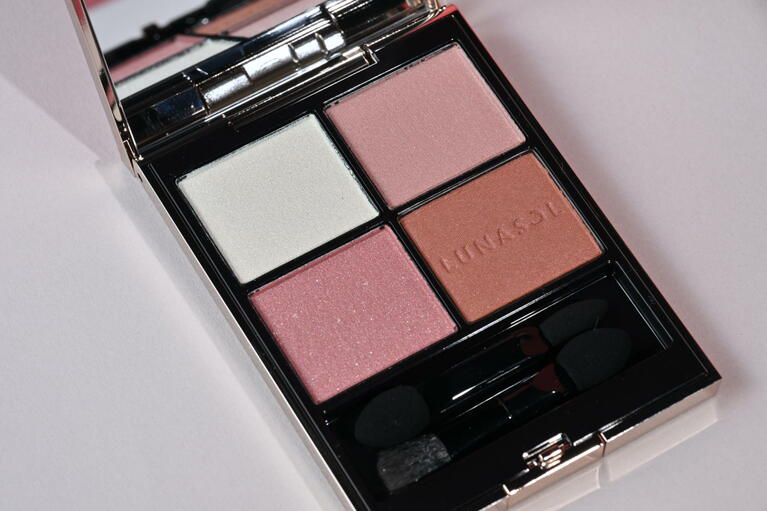 左上の繊細なグリーンパールを配合したホワイトは、アイメイクのアクセントに。