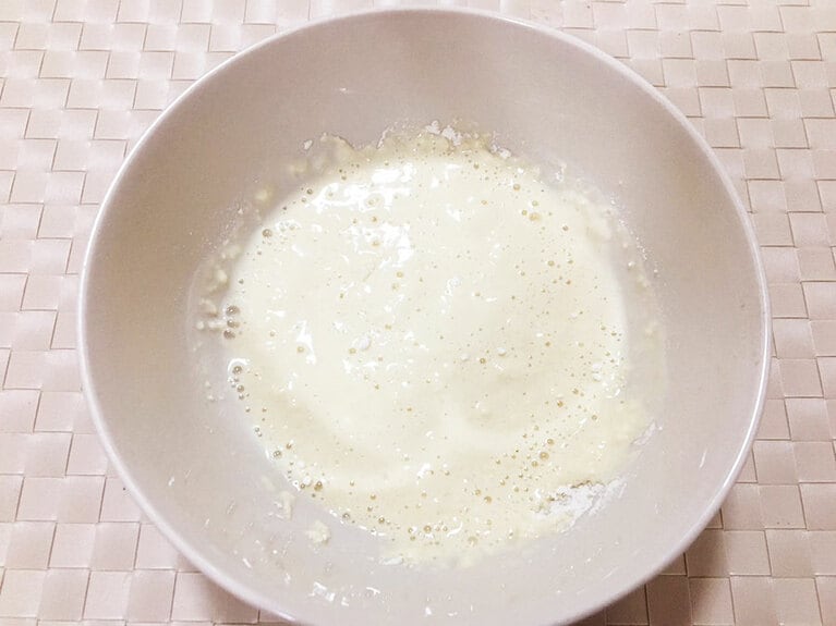 1に水を入れて、箸などでかき混ぜながら緩い生地にする。なお、緩さは広島風お好み焼き（もしくはクレープ）の生地程度。