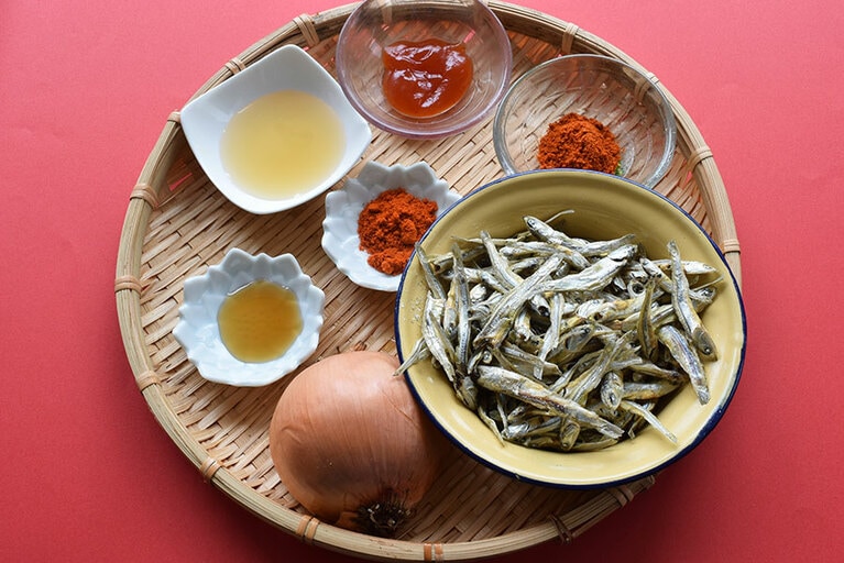 おもな材料は、煮干し、玉ねぎ、ナンプラー、レモン汁、スイートチリソース、チリパウダー、パプリカパウダー。ただ、パプリカパウダーは彩りよく仕上げるために入れているので、なくてもOK。