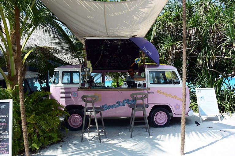 ワーゲンバスを改造したアクティビティデスク。