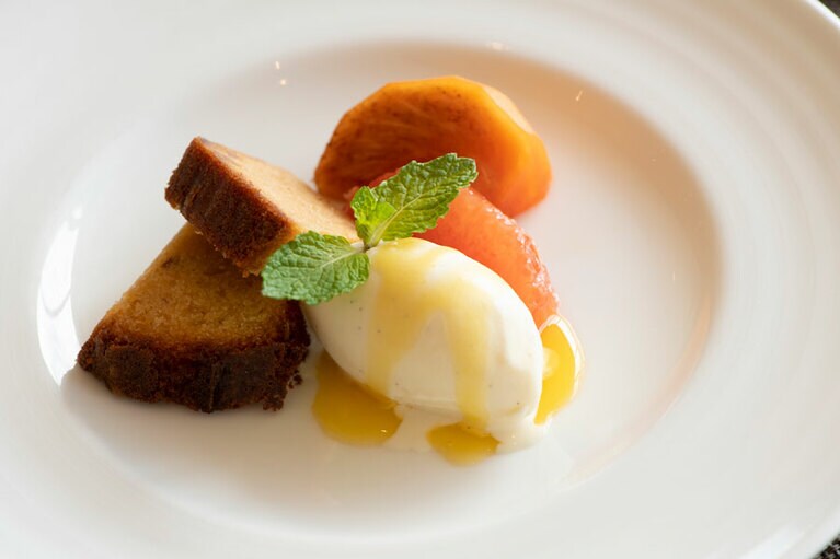 米島酒造の泡盛「尚(しょう)」を使用したブランデーケーキ。