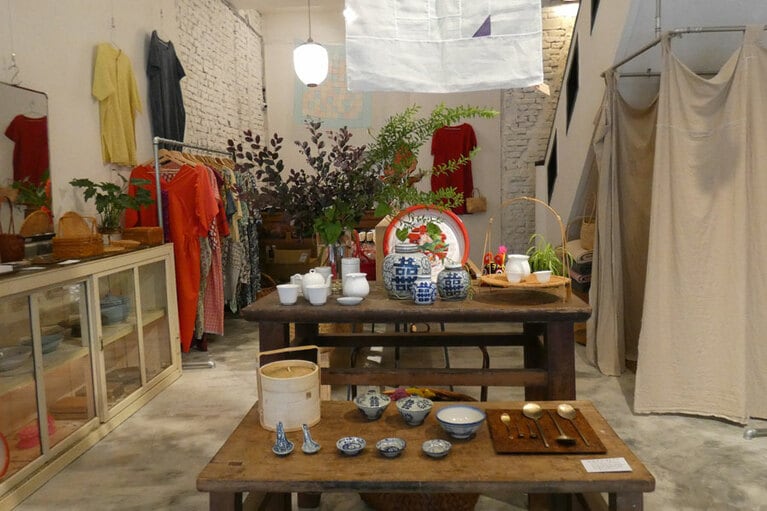 目利きの青木さんが選んだ優れたモノが並ぶ店内。