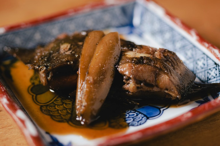赤カレイとゴボウの煮付け。骨がなるべく少なく、食べやすいものを提供したいという渡辺さんの気持ちがこもった煮付けは、ふっくらと柔らか。